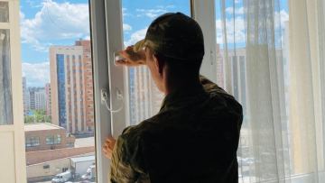 Цена секундной потери бдительности: в Астане спасатели и волонтёры защищают детей от выпадения из окон