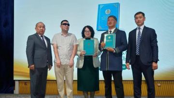 Новую Конституцию Казахстана представили шрифтом Брайля