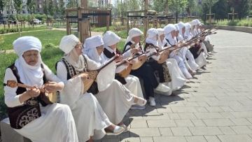 Национальный день домбры: в Астане прошёл праздничный флешмоб