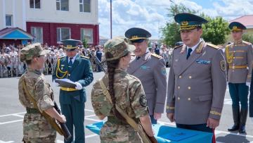 4 девушки среди 750 призывников приняли военную присягу в Астане