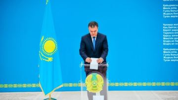 Аким Астаны Женис Касымбек проголосовал на выборах депутатов Курултая