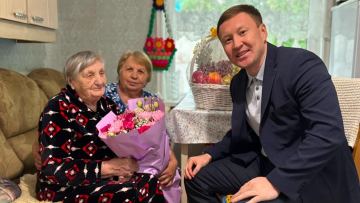Самая пожилая астанчанка проголосовала на выборах в Курултай