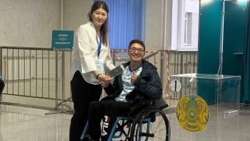 Самым первым избирателям столицы вручили памятные подарки