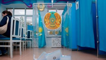 Из аэропорта - на голосование: девушка с чемоданом пришла на избирательный участок в Астане