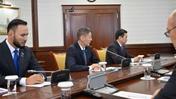 Президент встретился с руководителями фракций политических партий в Курултае