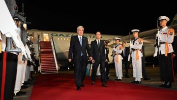 Президент РК прибыл в Корею
