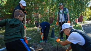 Депутаты партии «Әділет» благоустроили территорию Центра поддержки детей