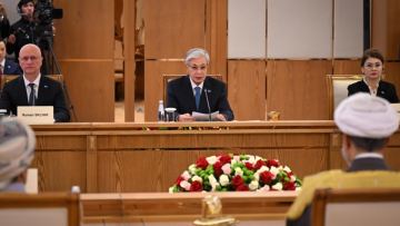 Касым-Жомарт Токаев и Хайсам бен Тарик Аль Саид провели переговоры в расширенном составе
