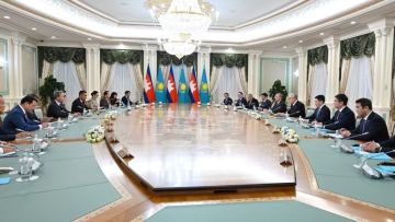Касым-Жомарт Токаев и Хун Манет провели переговоры в расширенном составе