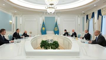 Глава государства принял губернатора Ленинградской области России Александра Дрозденко