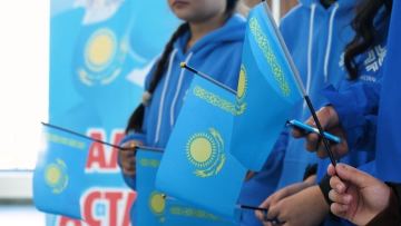 Туристам в аэропорту Астаны подарили праздничное настроение ко Дню Республики