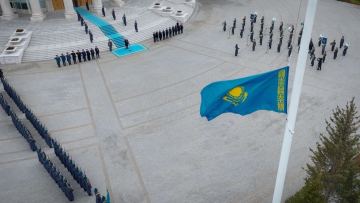 Президент Касым-Жомарт Токаев принял участие в церемонии поднятия Государственного флага