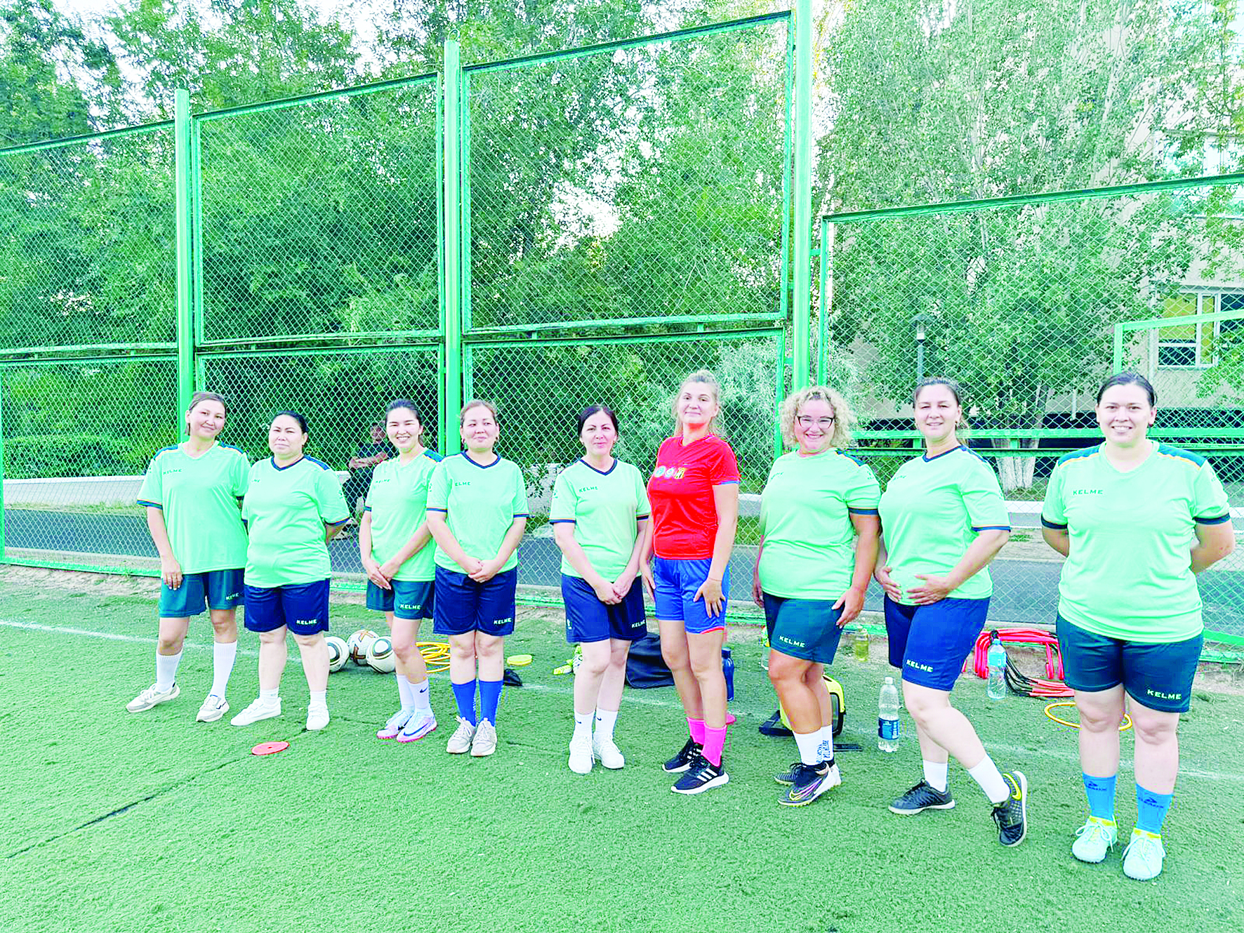 Мамы играют в футбол