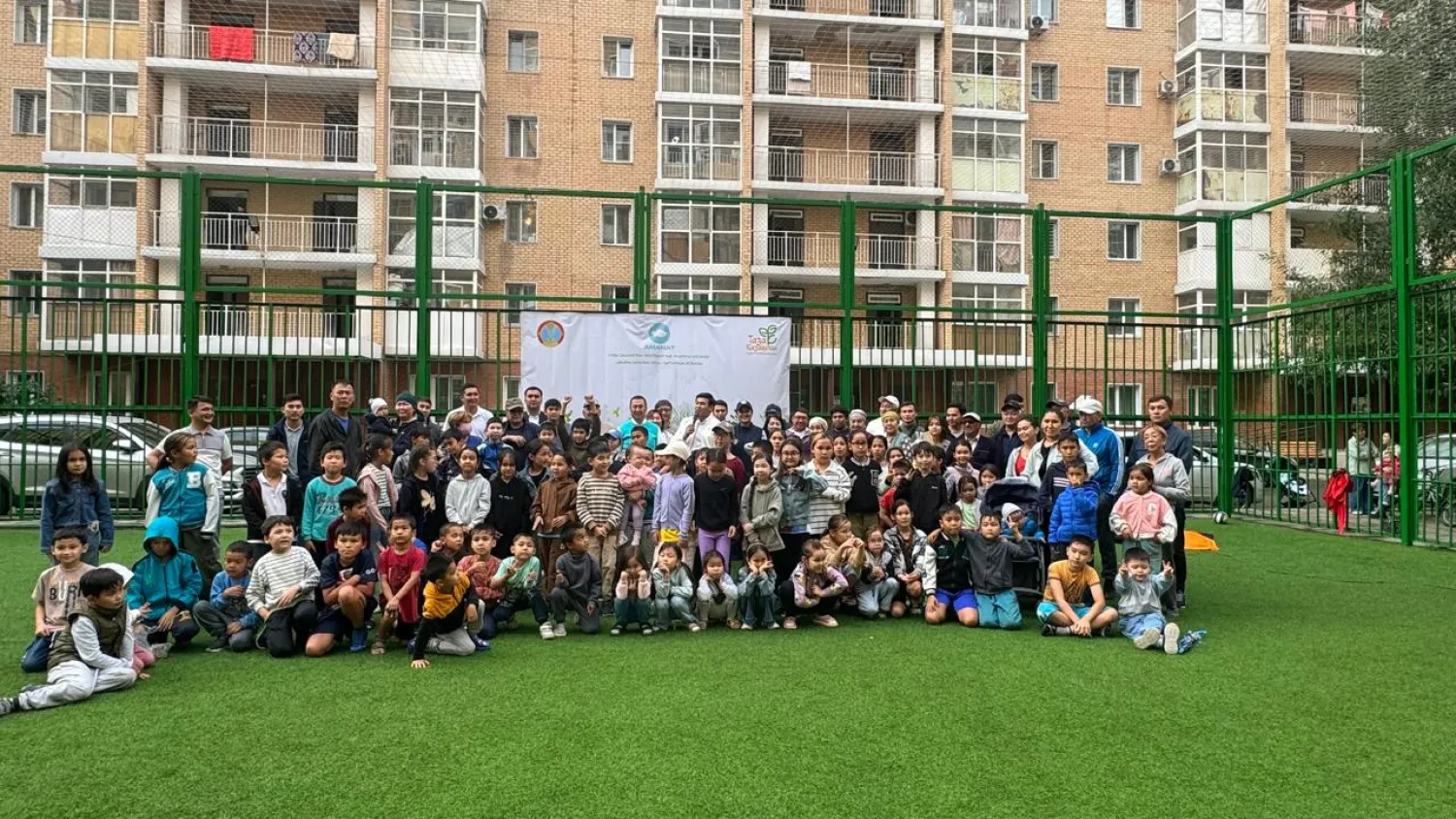 Партия АМАNАТ запустила экологическую эстафету во дворах Астаны