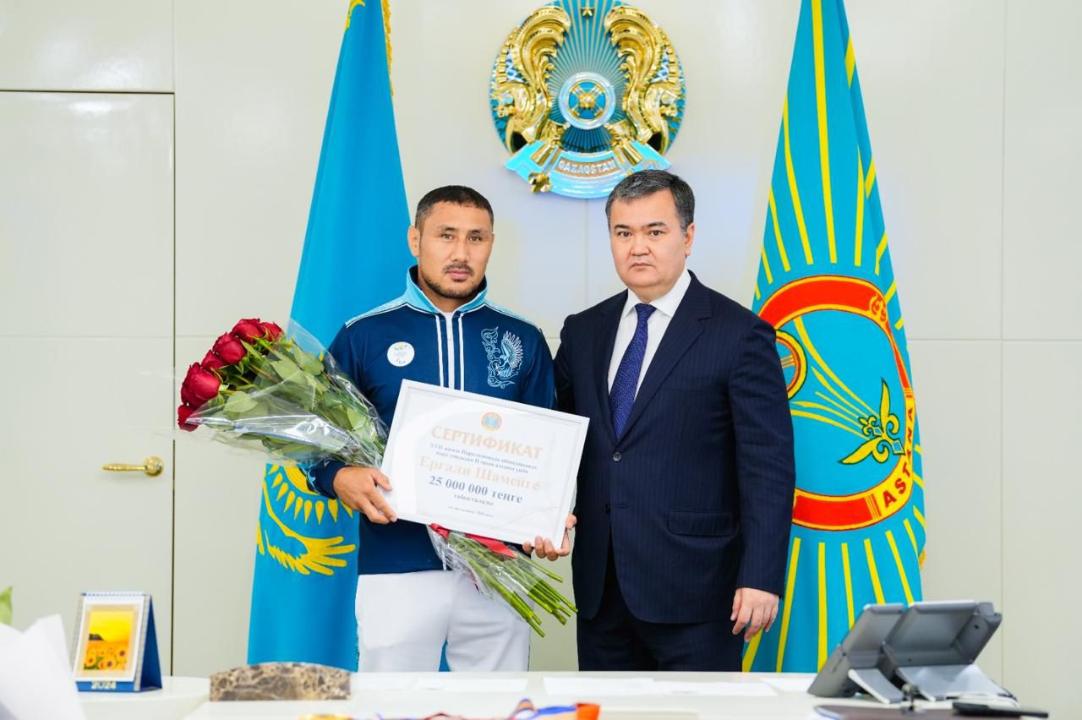 Сертификаты на квартиры вручили паралимпийским чемпионам