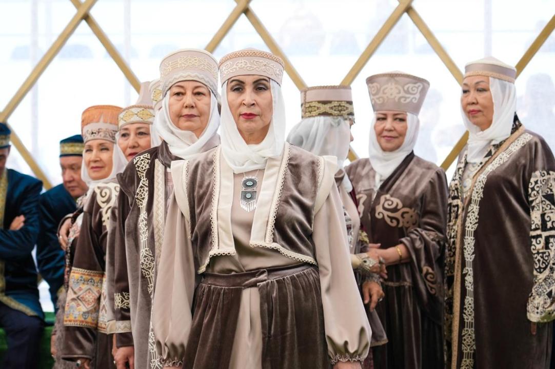 100 столичных артистов-пенсионеров выступили в этноауле
