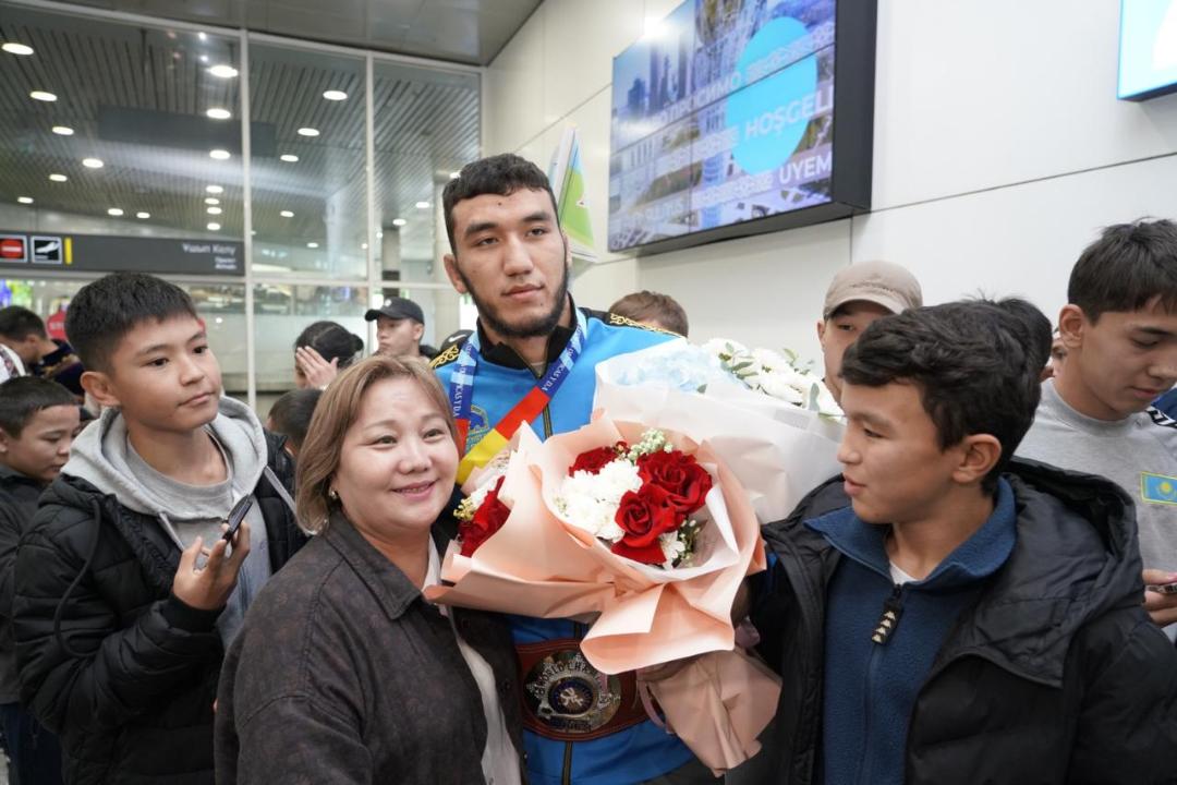 Чемпиона мира Ризабека Айтмухана встретили астанчане в аэропорту