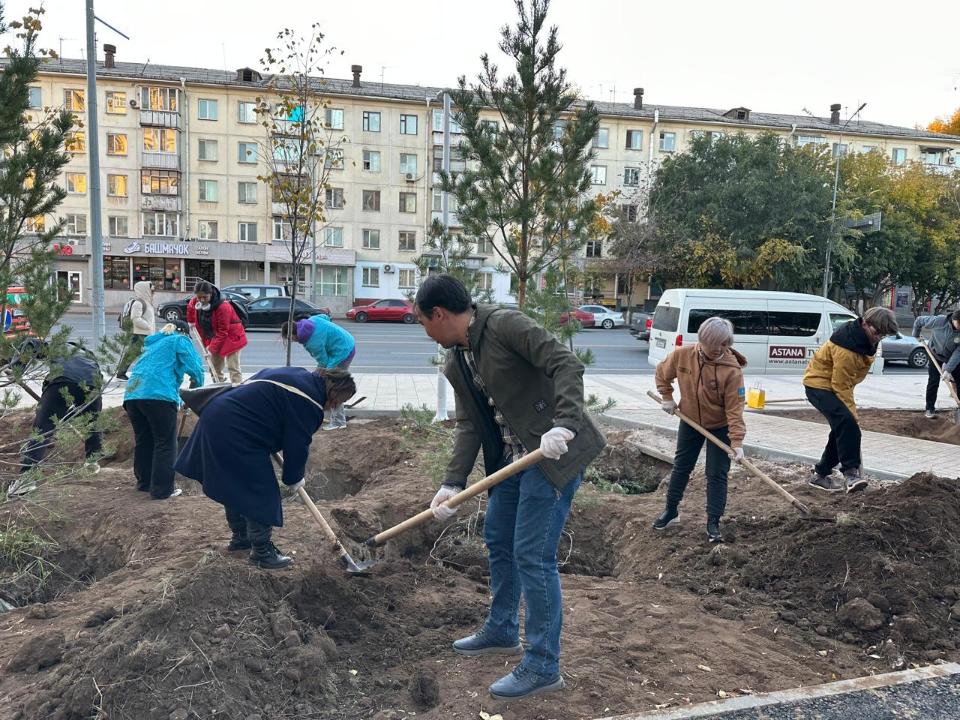 Деревья и кустарники высадили в районе Сарыарка в рамках экоакции