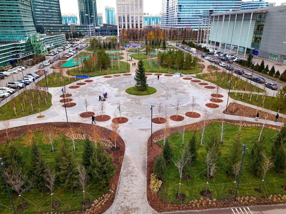 На пустыре возле ТРЦ «Керуен» появился сквер