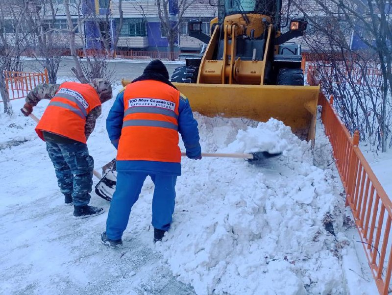 Более 2000 человек вышли на уборку снега в Астане