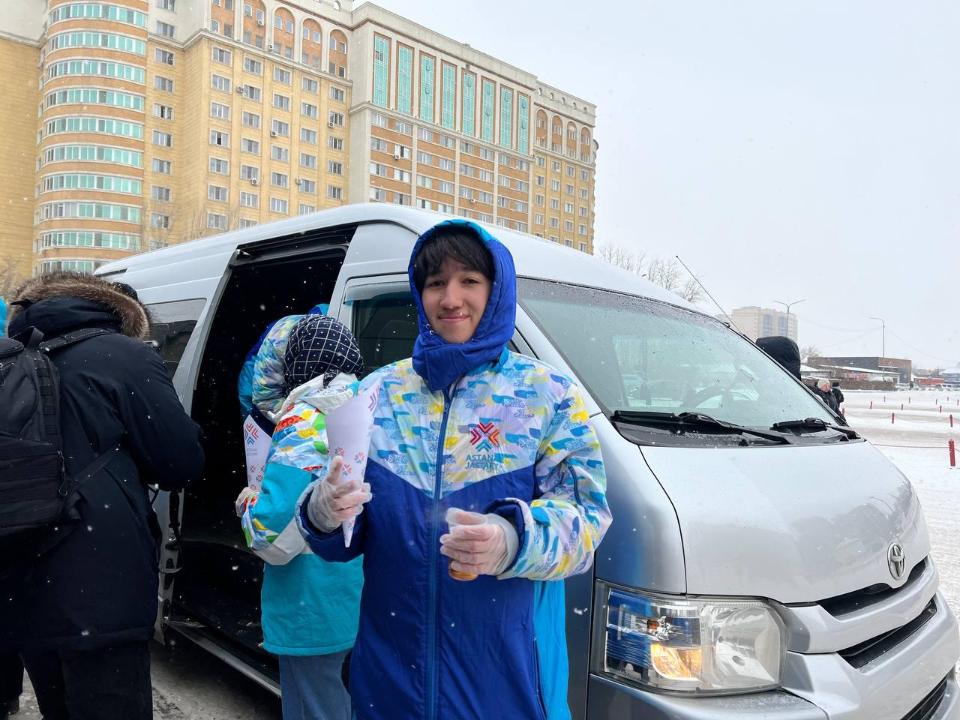 Столичные волонтеры угостили прохожих баурсаками и чаем
