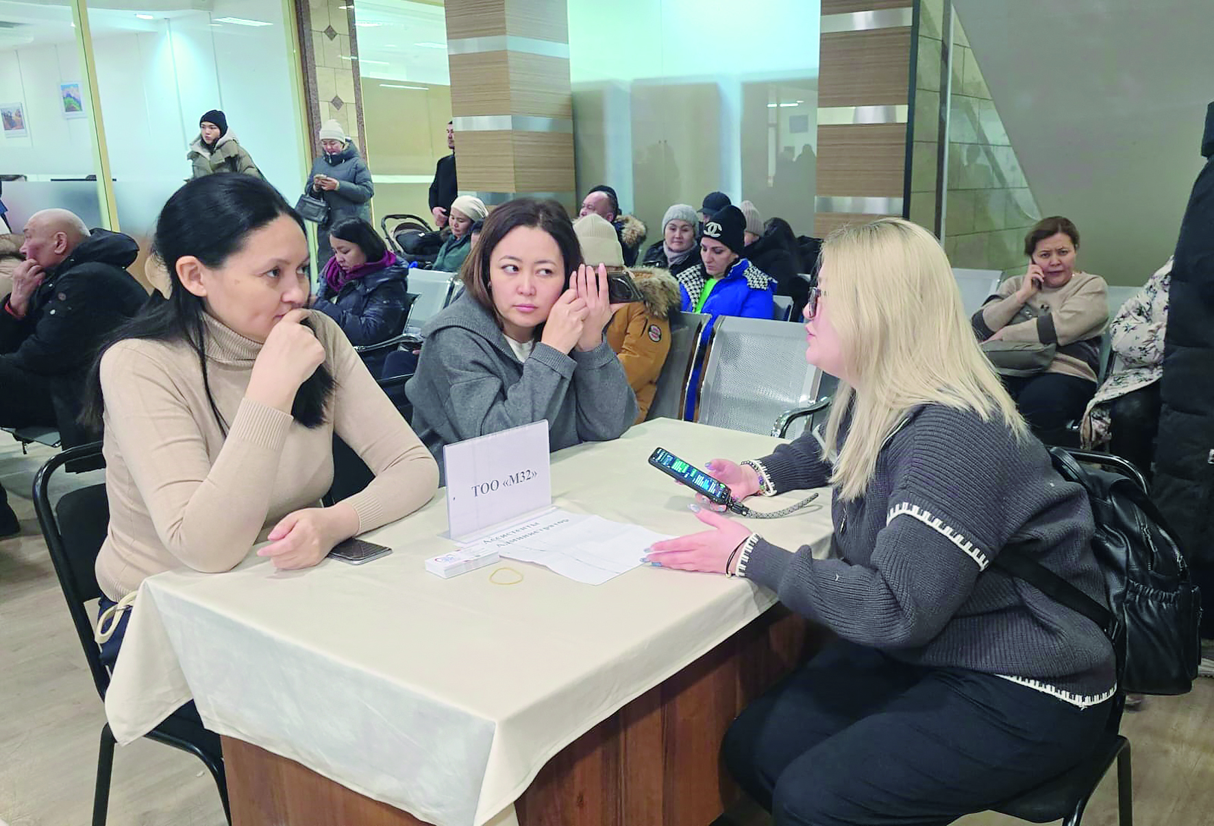 Требуются официанты, парикмахеры и водители «скорой»
