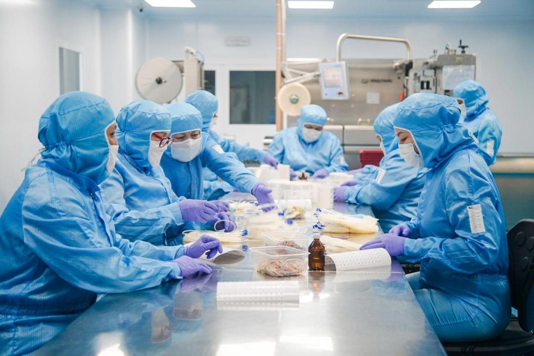 Год рабочих профессий: столичные специалисты выпускают медицинскую продукцию