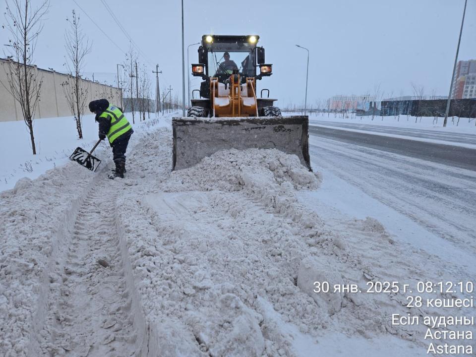 Почти 54 тысячи кубометров снега вывезли за ночь из Астаны