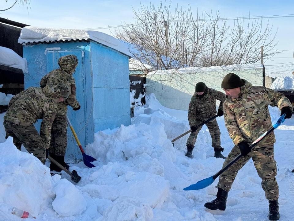 «Таза Қазақстан»: пожилым астанчанам помогают очищать дворы от снега