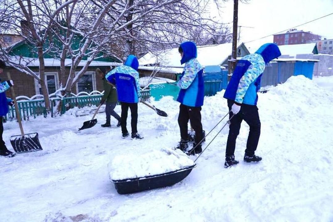 Столичные волонтеры очищают дворы ветеранов от снега