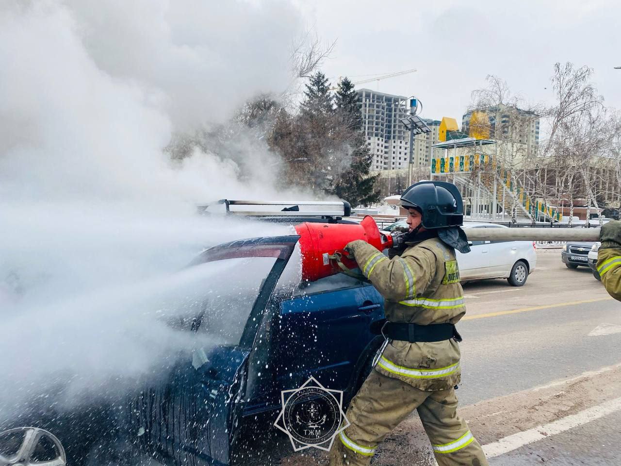 В столице во время движения загорелся автомобиль