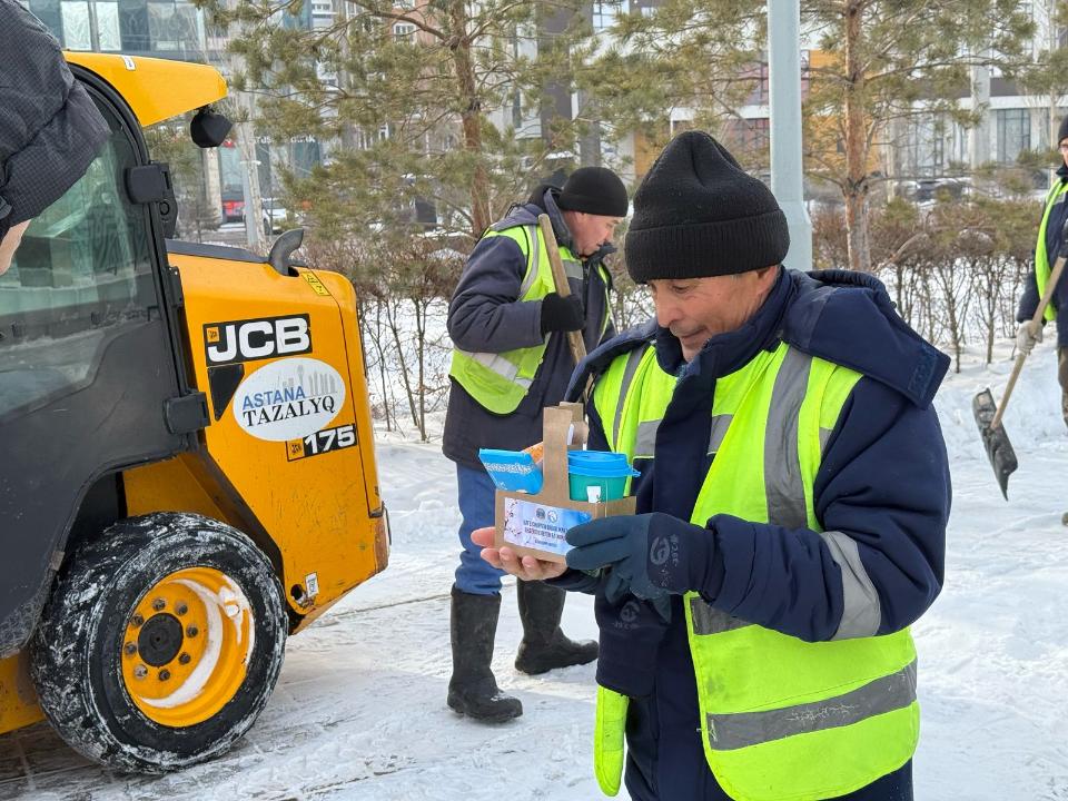 Чаем и сладостями угостили работников коммунальных служб в Астане