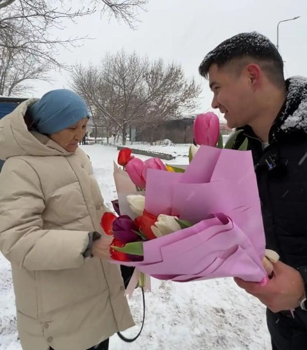 Жительницам столицы раздали цветы в преддверии 8 марта