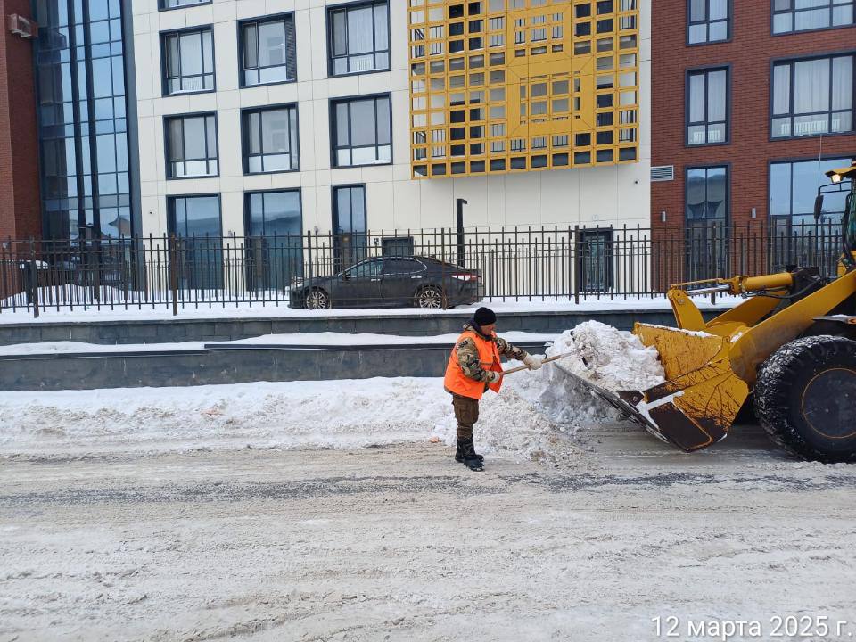 Около 2 400 дорожных рабочих вышли на уборку снега в Астане