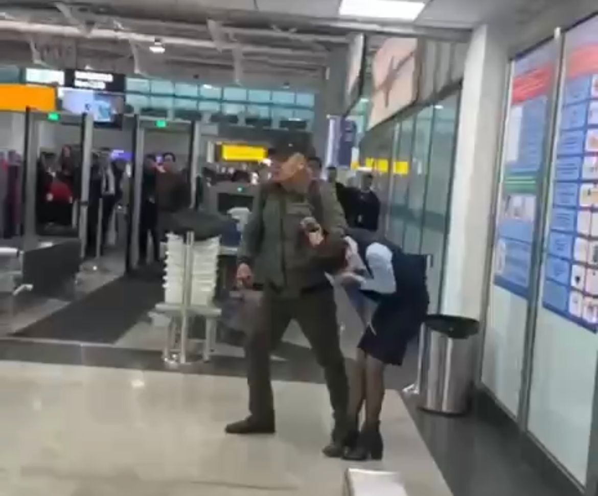 Схватил за волосы и угрожал ножом: в аэропорту Алматы освободили заложницу