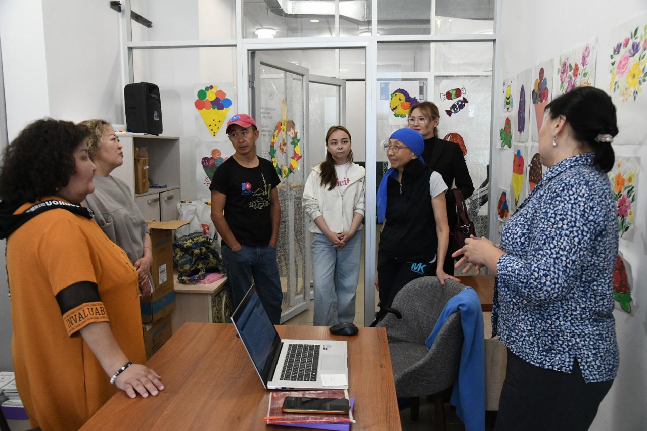 В гостиной «Бақытты шаңырақ»