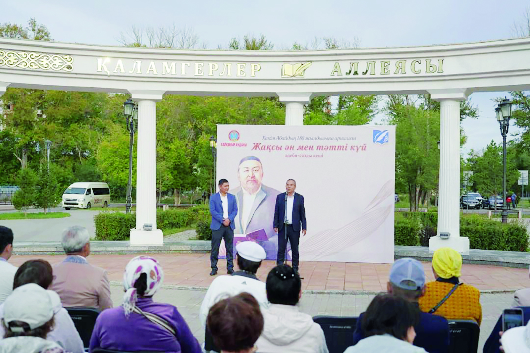 «Тихой ночью свет луны на воде блестит, дрожит…»