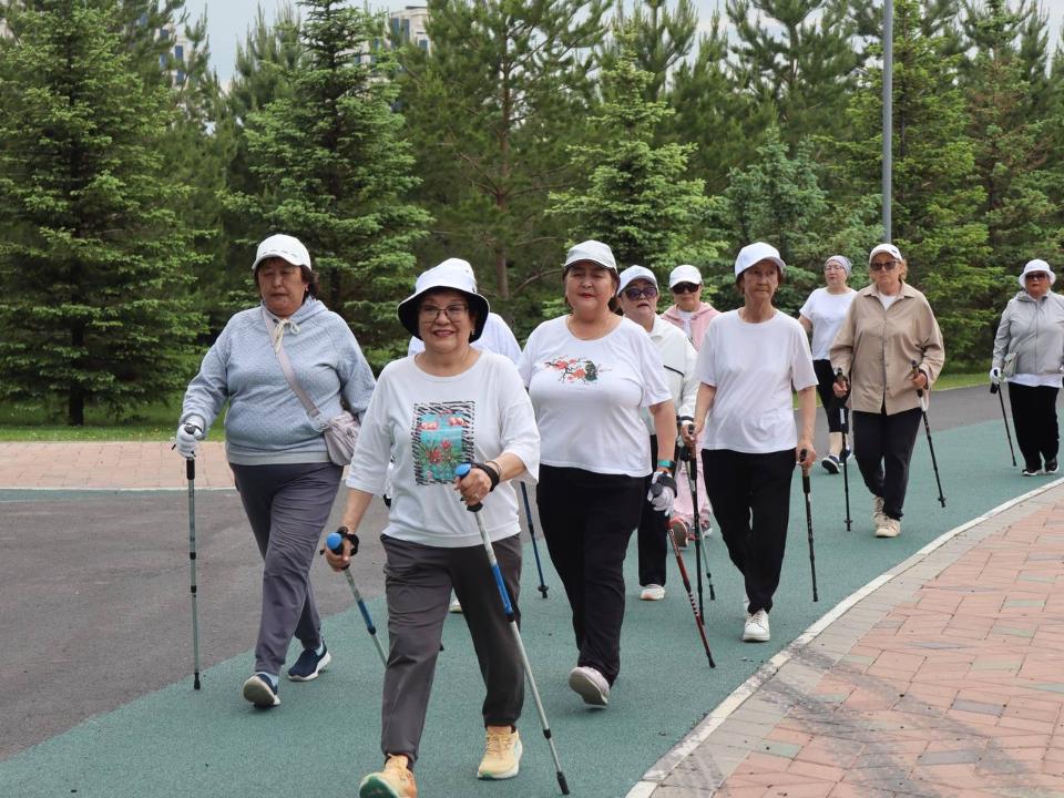 Бесплатные тренировки по скандинавской ходьбе для пенсионеров стартуют в столице