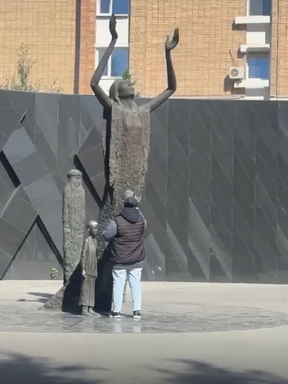 Астанчанку оштрафовали за «макияж» памятнику жертвам репрессий и голода