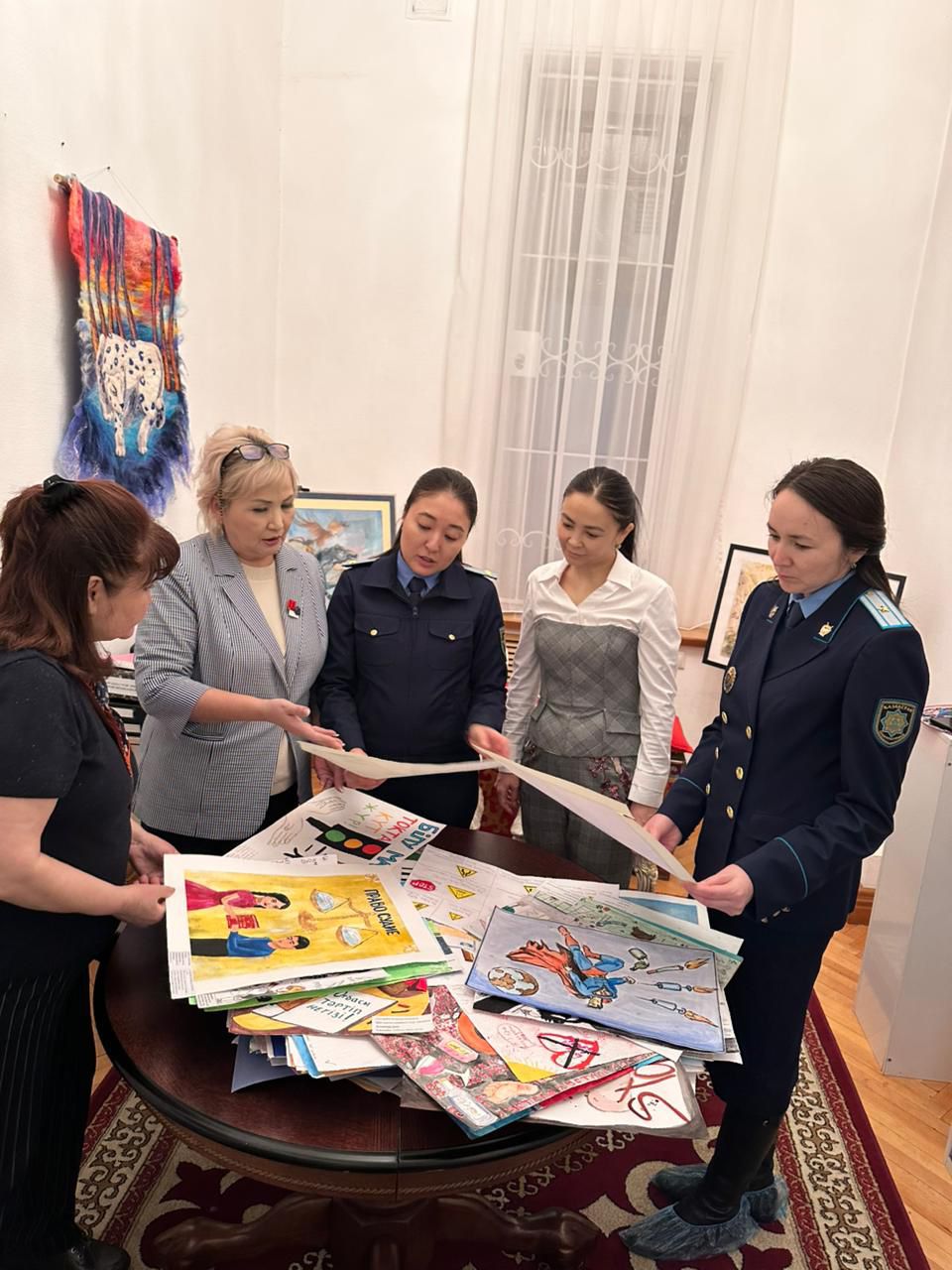 Дети о законе: выбраны лучшие рисунки