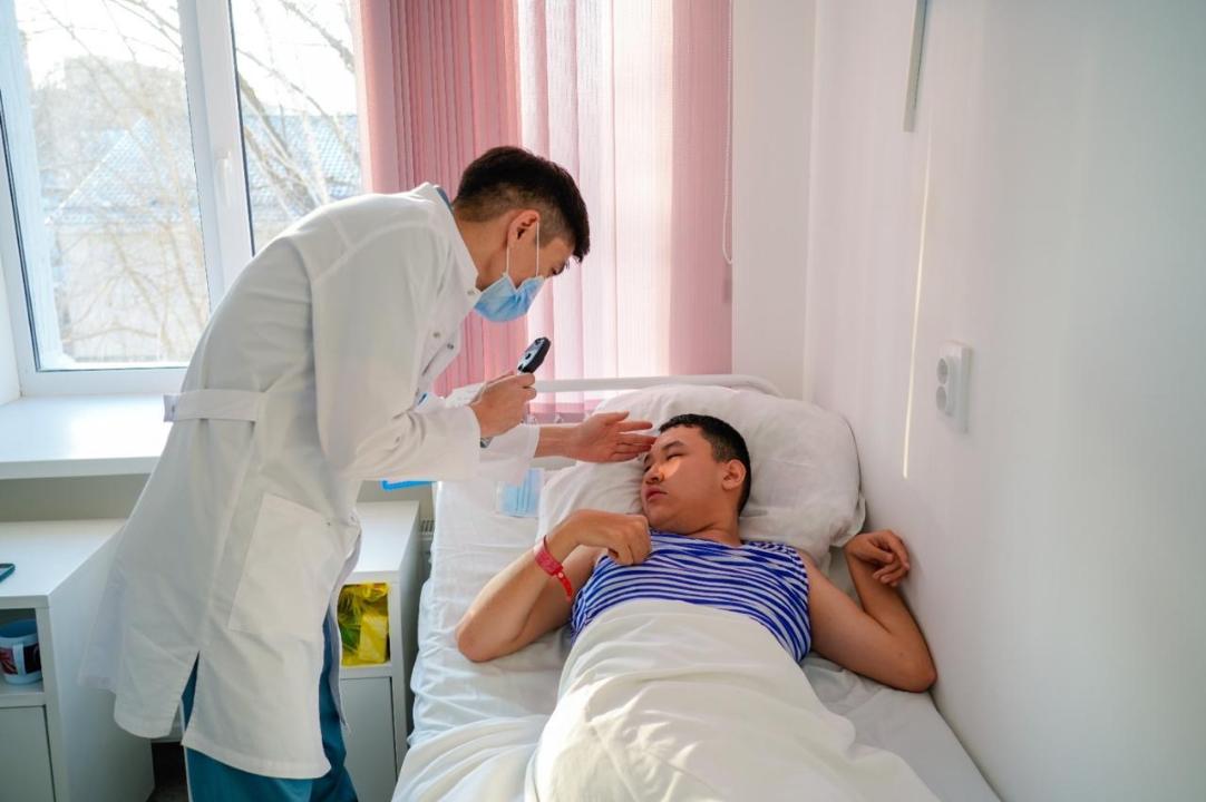 Столичные хирурги восстановили зрение пациенту с инвалидностью