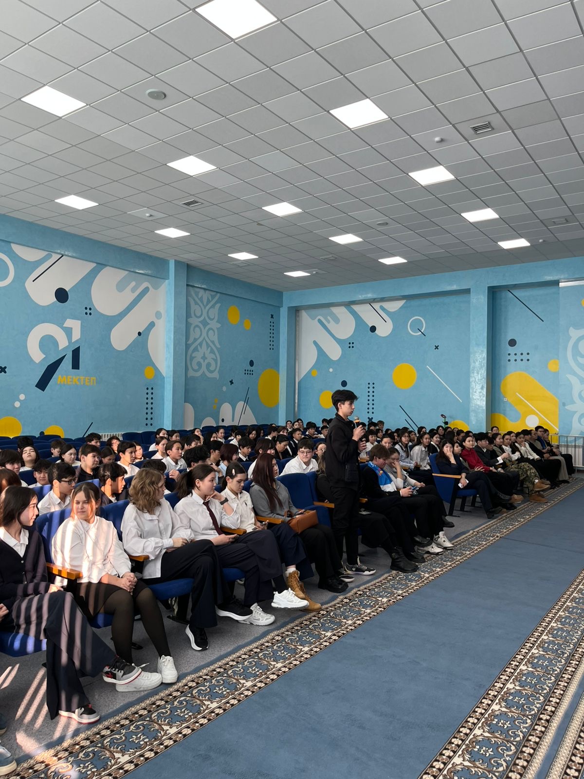 Без трибун и официальных речей