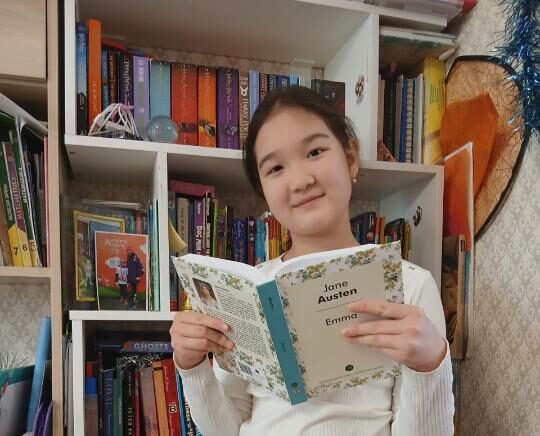 В Астане 11-летняя школьница прочитала 853 книги на четырех языках