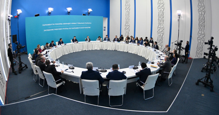 Обсуждены полномочия нового Парламента