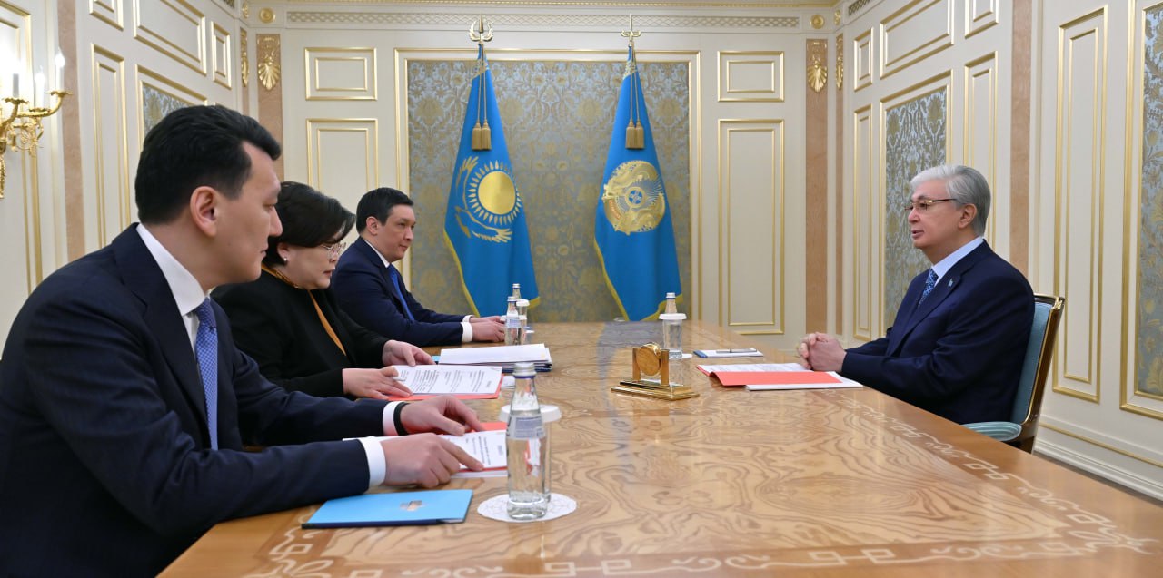 Президент провел рабочую встречу с руководством Конституционной комиссии