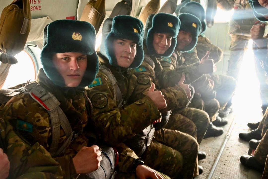 Первые прыжки выполнены: 196 солдат срочной службы десантировались с парашютом