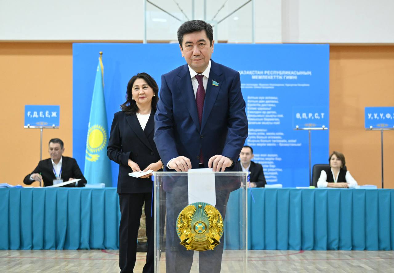 Спикер Мажилиса проголосовал на республиканском референдуме по принятию новой Конституции