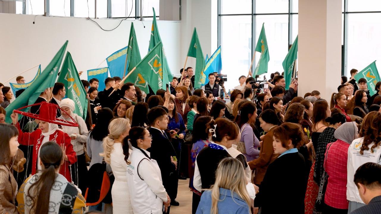 Акцию в поддержку новой Конституции накануне 8 марта провели в Астане