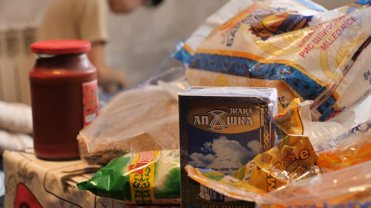 «Марафон добрых дел»: в Астане сотням семей вручили продуктовые корзины