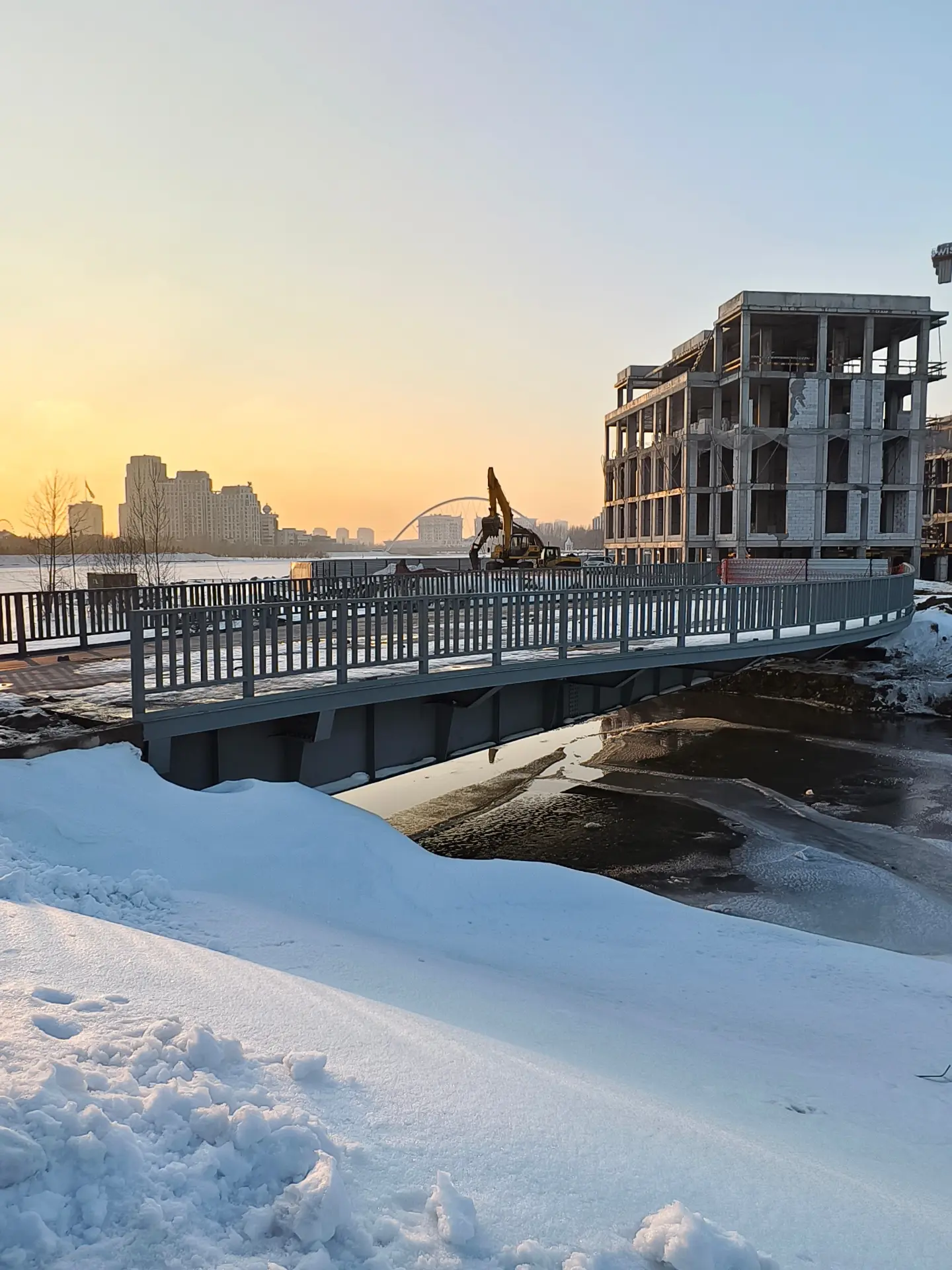 Мост через реку Акбулак строят в Астане